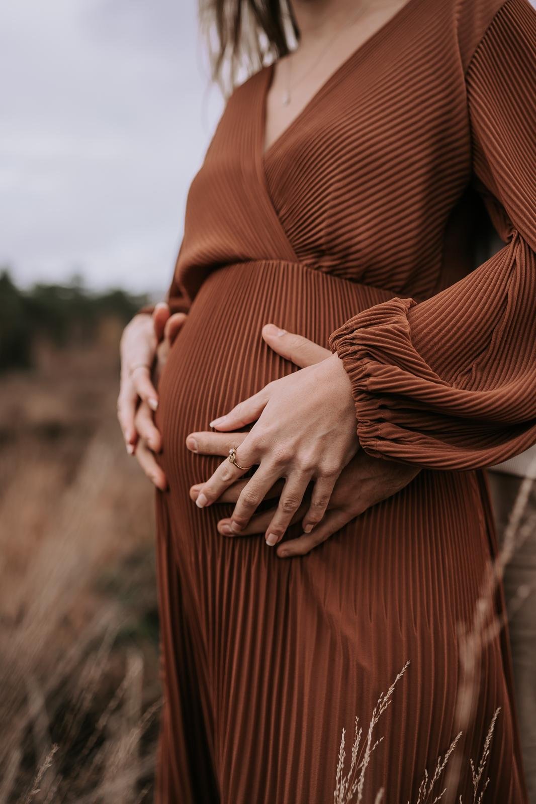 Zwanger vrouw in de natuur